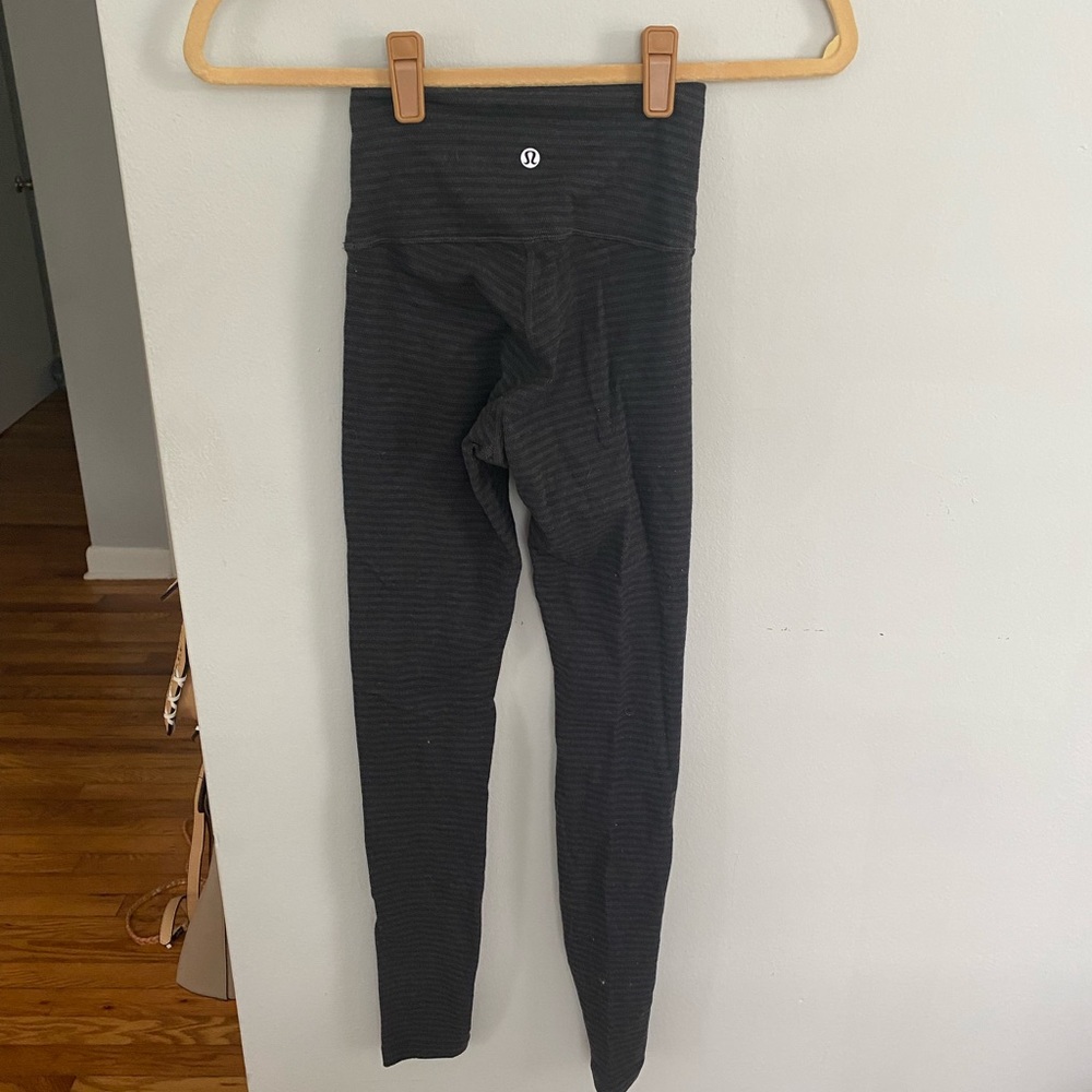 Lululemon leggings with stripe detail SZ 2
